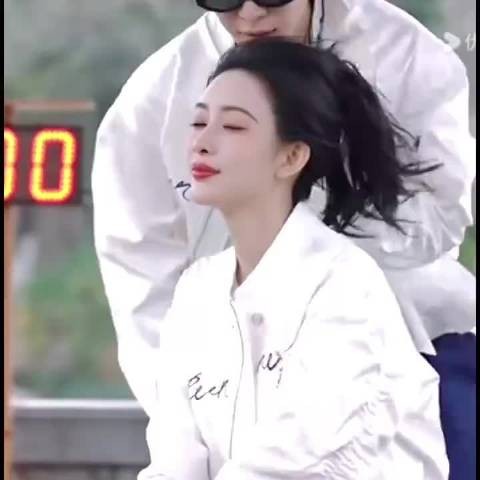 毫无距离感的互动，随性玩耍打闹，画面活泼又有趣