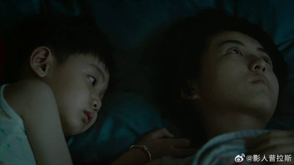 弟弟晚上一个人不敢睡觉，姐姐暖心陪着睡，画面太温馨