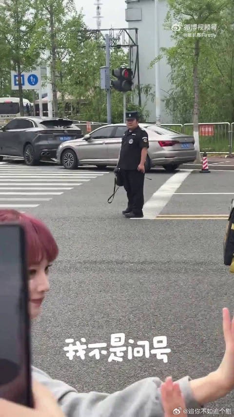 黄灿灿佩戴粉丝赠送拼豆发夹参加节目录制