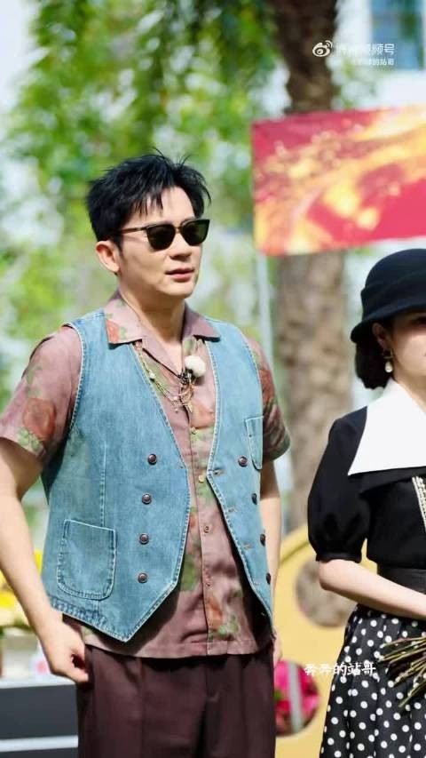 李昀锐体测引体向上轻松完成，边吃洋葱圈边笑