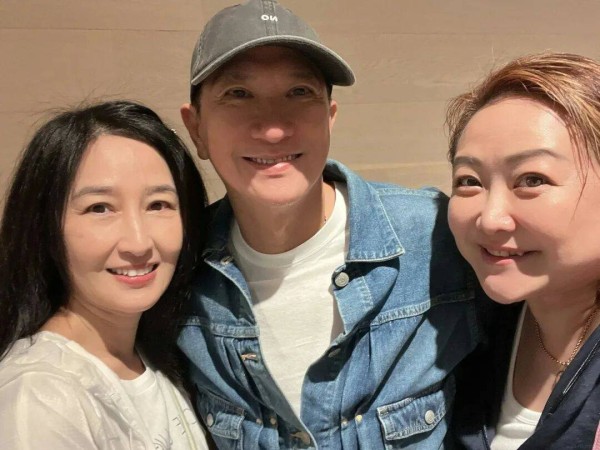 TVB视后被偶遇真实状态曝光，与影帝老公恩爱多年，婚后减产回归家庭