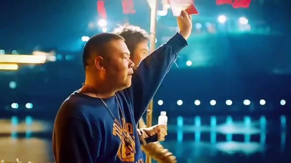 大家都在权衡利弊 你义无反顾的真心显得愚蠢.