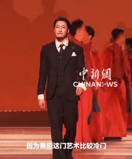 杨思宇舞剧谢幕脱和服鞠躬！一句话尽显中国心