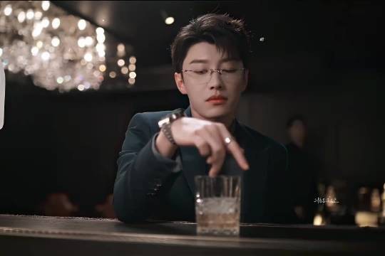 谁懂啊！代旭这个手指边划酒杯边笑绝了