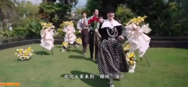 李昀锐跑男背带裤造型曝光，蓝格衬衫复古风引期待