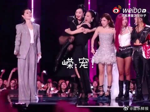 温峥嵘抱起萧蔷举高高，姐姐舞台表现力拉满