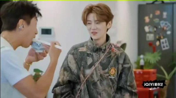 鹿晗调侃邓超牙上有菜