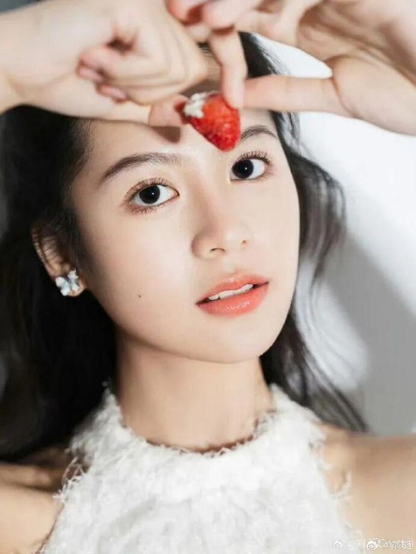 翁虹回应女儿被称最美星二代：演艺圈不差她一个