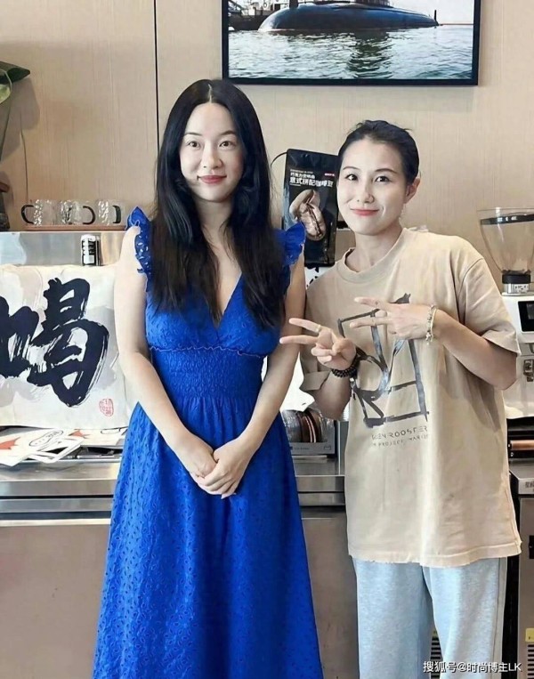 45岁霍思燕在青岛旅游，胖了却不丑，网友：有种小娇妻既视感！