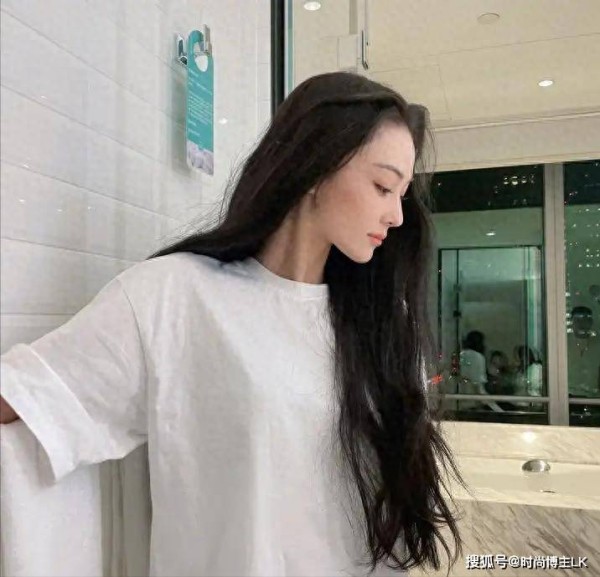 张馨予晒泳池照，穿瑜伽裤大秀好身材，网友：这谁家小娇妻啊！