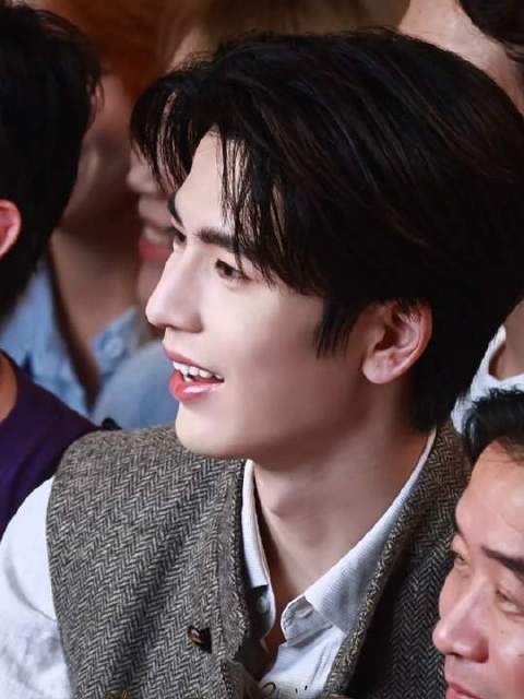 时光倒流至《这一秒过火》杀青时刻……彼时张哥本色出演，光芒四射