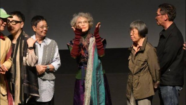 香港传奇女星久违露面，满头银发状态极佳，台上哽咽送飞吻