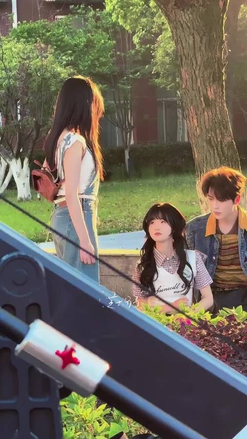 至春禾被晋宜抱在怀里小小一个真的好像女儿