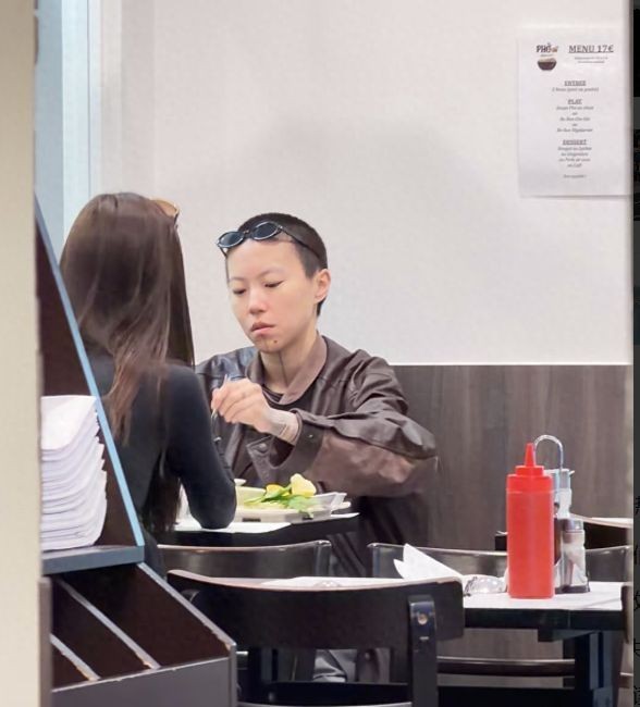 窦靖童宋妍霏分吃一碗粉！从挡雨到牵手遛狗，多次被拍细节藏不住