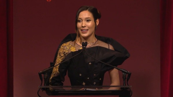 谷爱凌Apex for youth颁奖致辞完整版官方英字，开场有用中文自我介绍