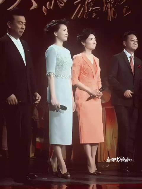 董卿周涛穿蕾丝西装亮相，展现独特气质