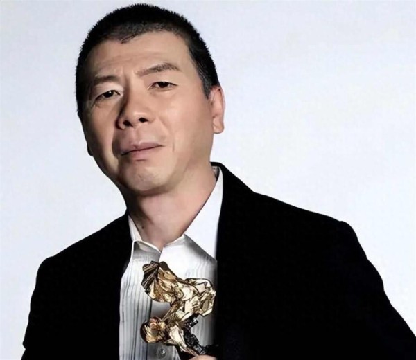 徐帆澄清离婚仅仅7个月，冯小刚近况曝光，曾与养女贴脸惹争议