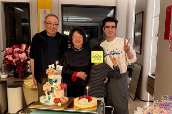 黄晓明带小海绵给妈妈庆生，16字打脸叶珂，杨颖赢得毫不费力