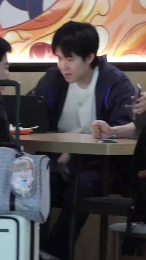 每次看到牛牛对头头无微不至地照顾，都觉得好感动真心换真心的情谊 王楚钦