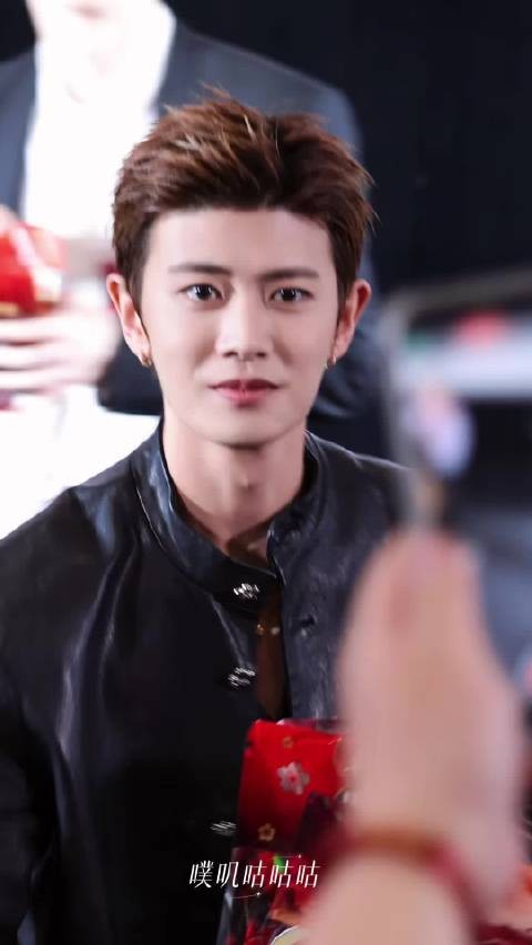 任嘉伦追剧团送糖状态佳