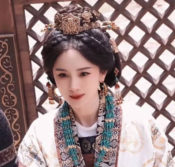 杨幂盘发造型让人眼前一亮。