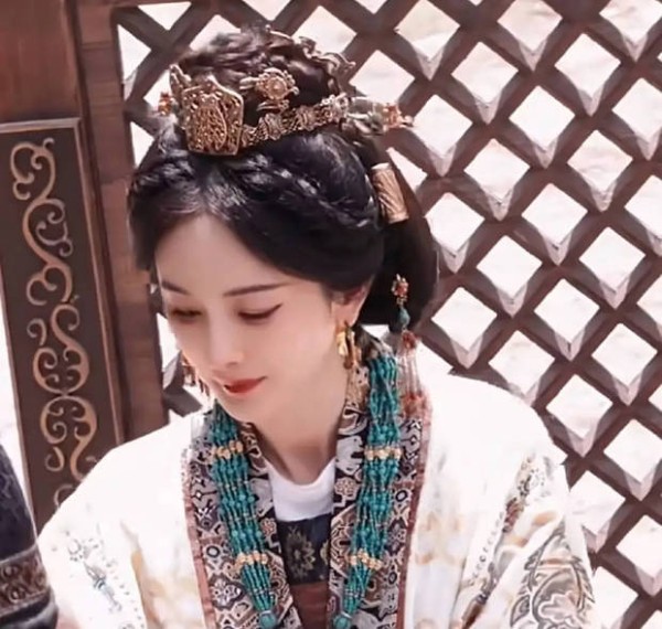 杨幂垂眸。