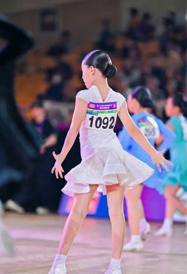 赵文卓发文称：“老父亲太开心了：今天陪‘月亮女神’参加了北京市拉丁舞比赛，恭喜小女儿赵子月取得了9岁组冠军。”
