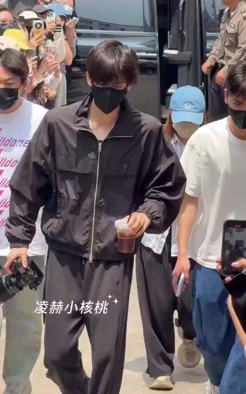 张凌赫腿伤好转坚持拍戏，报平安后继续工作