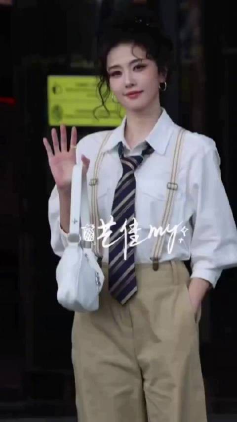 白鹿跑男路透曝光，卷发背带裤造型酷飒灵动