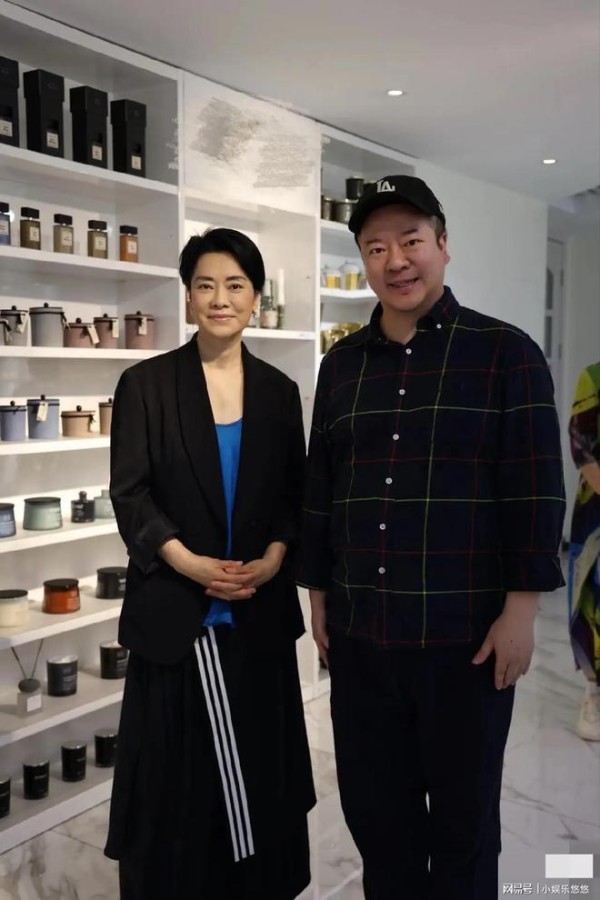 毛阿敏近照曝光，63岁有点发福了，脸变圆润了，但头发是乌黑的
