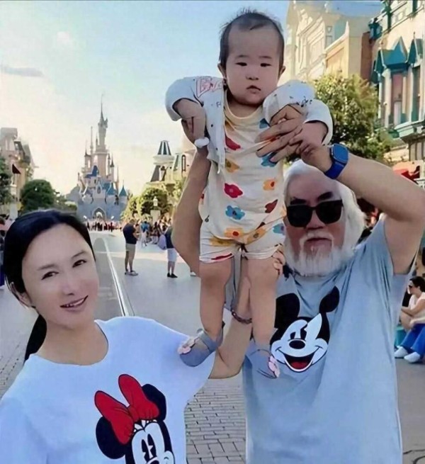 75岁张纪中为爱改头换面剃胡子染黑发，小31岁娇妻更爱了！
