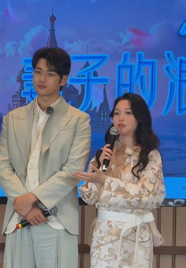 金莎孕相冲上热搜，与孙丞潇出席活动，老公对妻子贴身搀扶引热议
