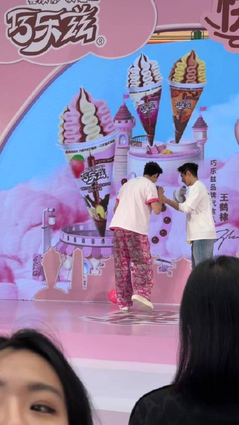 王鹤棣西安线下投喂巧乐兹，动感单车互动引热潮