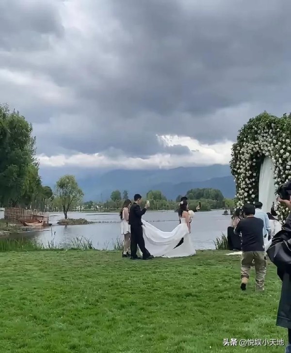 郭涛在大理补办婚礼！小石头兄妹当花童，41岁李燃穿婚纱超美！