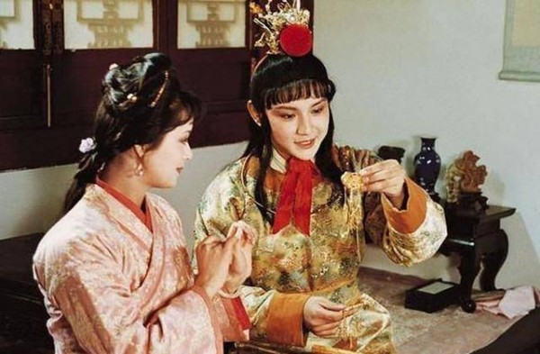 薛宝钗戴上红麝串为何会害羞？聪明的她，自然知道那玩意儿的妙处