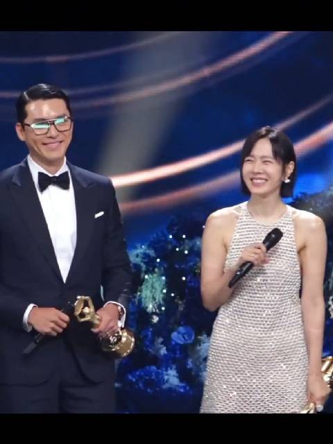 什么是爱情？这就是！ 她撒娇，他看着她笑，一脸宠溺