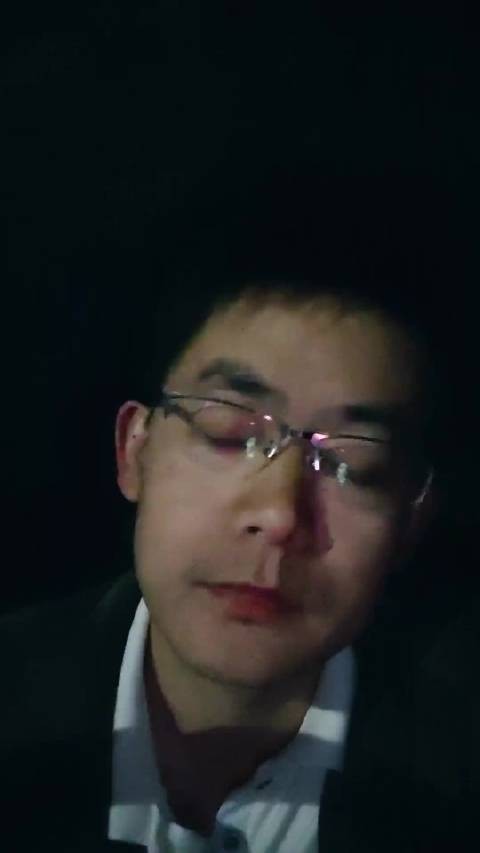 36岁男子自述失业欠债遭母贬低，半生梦想被父亲扼杀