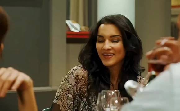 巴黎特工谈笑间击毙目标展现顶级警觉性