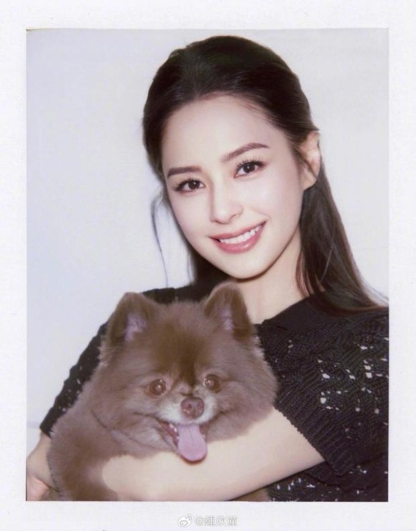 一人一狗温馨同框。