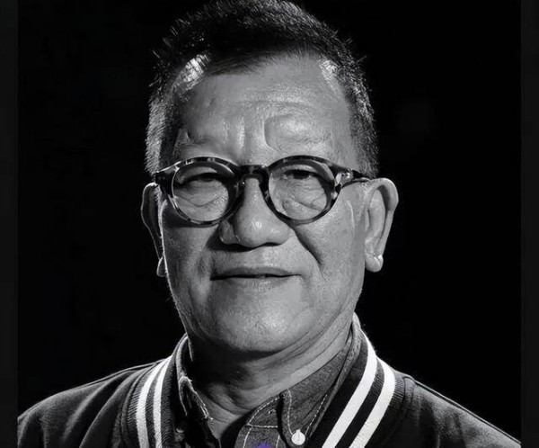香港资深制作人设灵，曾捧红多位演员，与周润发吴孟达是同班同学