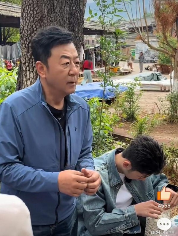 郭涛带19岁儿子云南摆摊义卖！石头颜值飙升，不嫌脏累超有礼貌