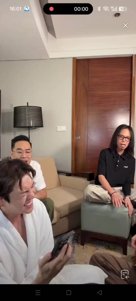 陈伟霆直播清唱获赞，网友期待其演唱会