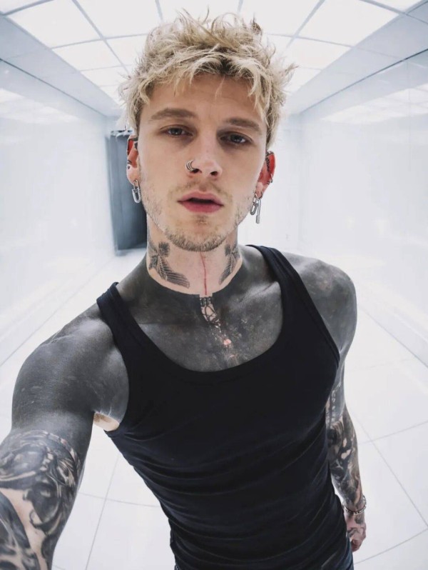 mgk 五官精致，皮肤纹身很影响观感！