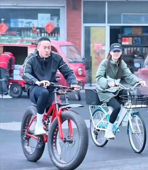 何润东骑车买早餐被偶遇 结婚10年没娃 老婆高中毕业 网友越扒越服气