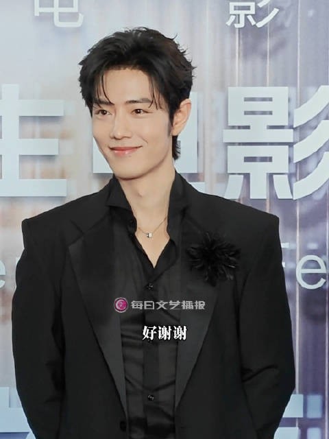 肖战亮相大影节红毯，谈校园生活感悟