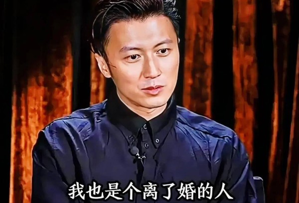 56岁王菲独自一人看话剧，眼神清澈状态好，和谢霆锋相处太惬意！