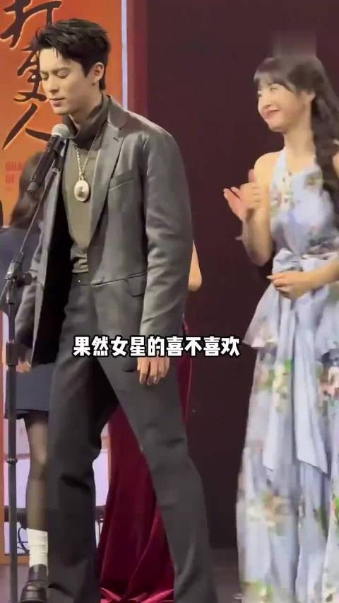 田曦薇与男星互动差异明显，对王鹤棣下意识举动引关注