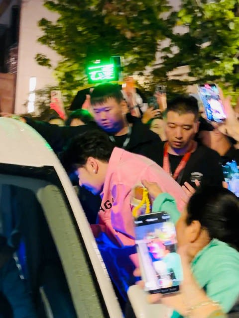 谁说我们小磊昨天晚上里面光着的 我们穿背心啦
