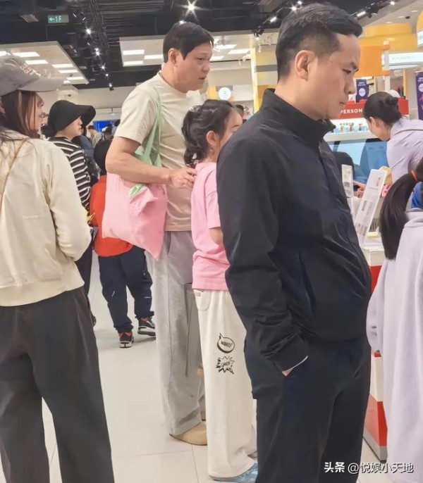五一假期，范志毅带娃游乐园，一路呵护女儿，小17岁妻子气质出众