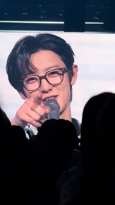 推热转的朴灿烈演唱会大屏，欧巴帅成啥了